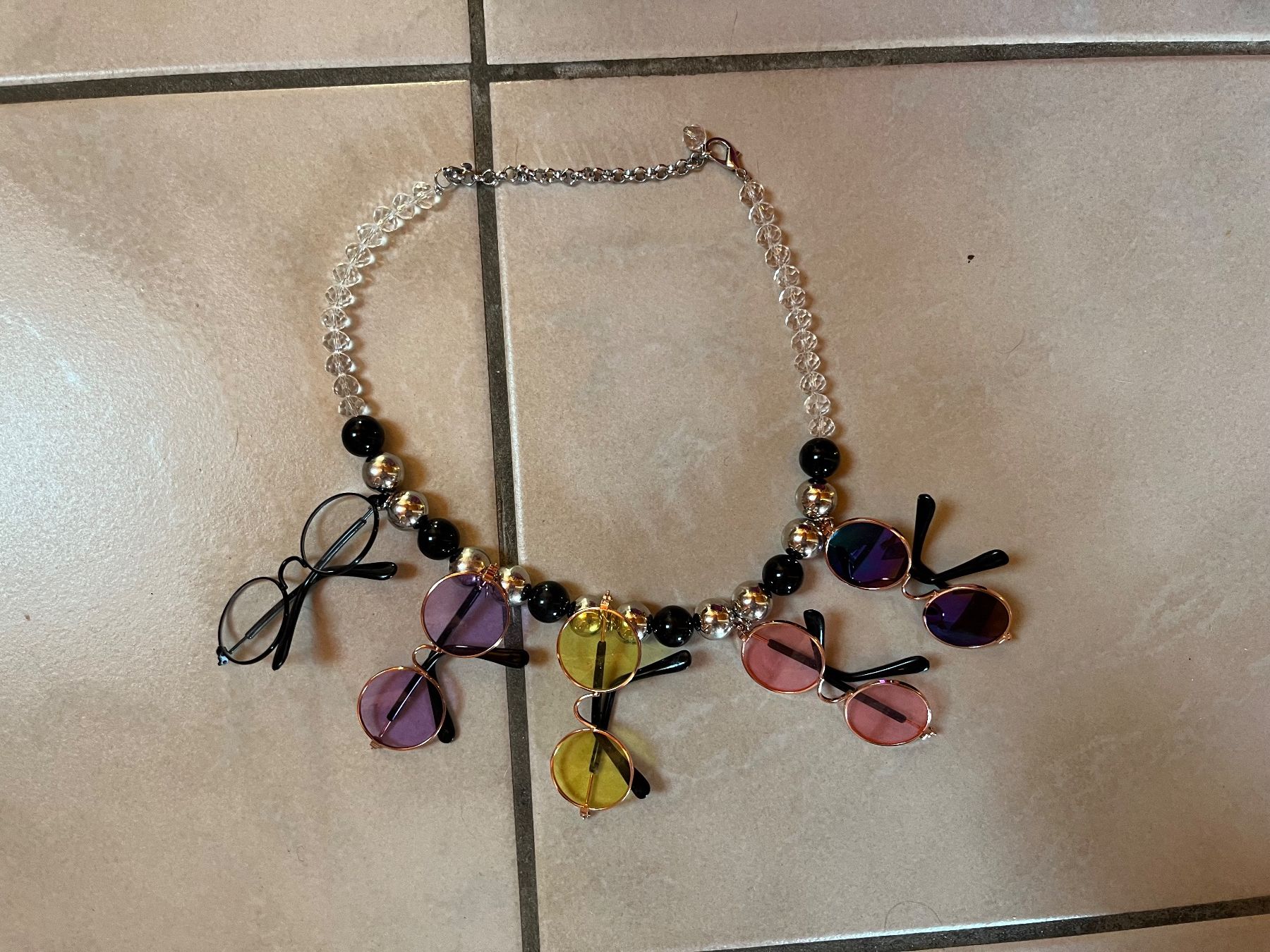 Catenine: Collier très original lunettes de soleil multicolore tbe – Usato da Porrentruy venduto da Madamebovary