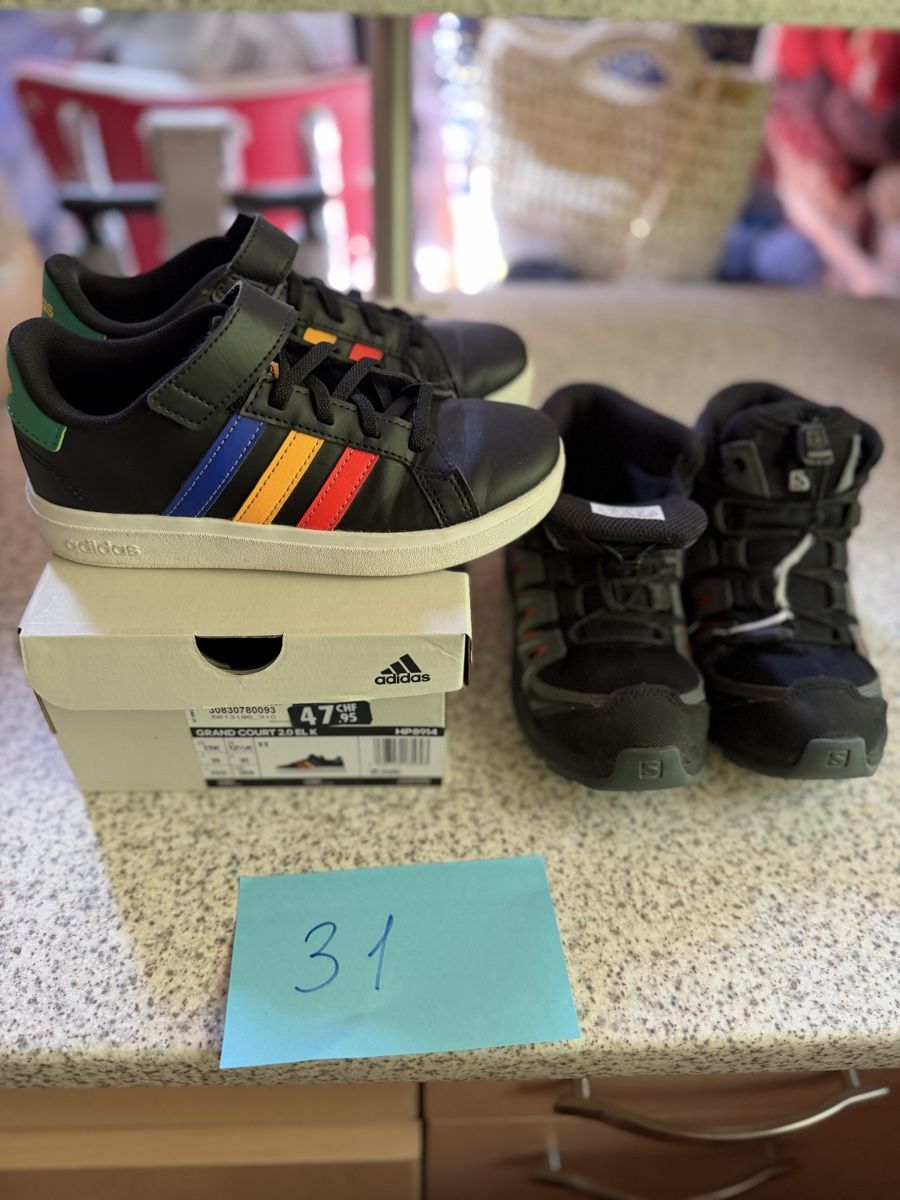Adidas Chaussures garçon: Kinderschuhe 2x Gr.31 – D'occasion à La Garde (Sembrancher) par jan_b6mp