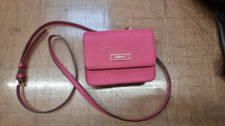 DKNY Umhängetasche, aus Saffiano Leder, klein, pink & gold