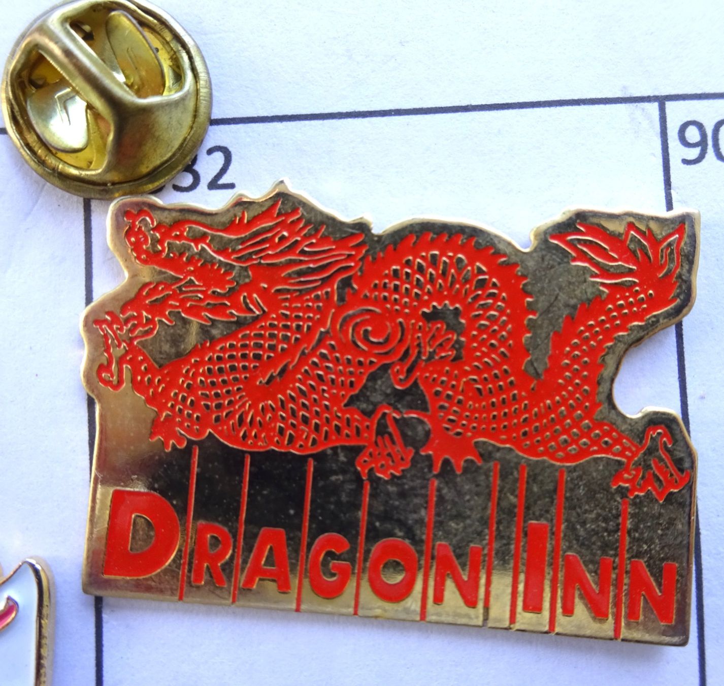 Placchette & Badge: Pin DRAGON  INN Krokotiel – Usato da Utzenstorf venduto da BUtter81