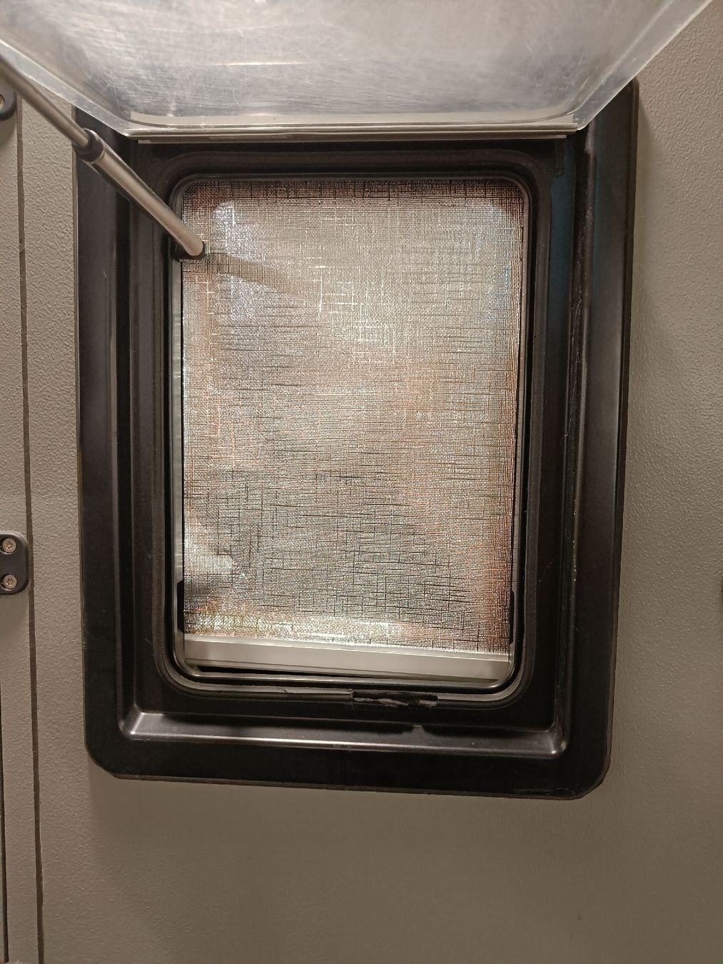 Dometic Finestre: Dometic Fensterrahmen 350x500 – Usato da Kloten venduto da fbloch01 3