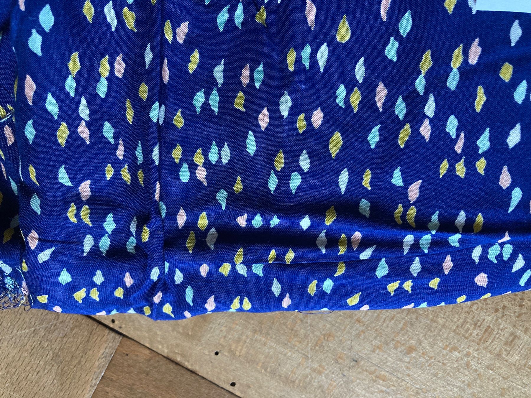 Tessuti: Viskose Stoff, blau mit Muster, 130 x 135 cm – Nuovo (secondo la descrizione) da Luzern venduto da nisssa 1