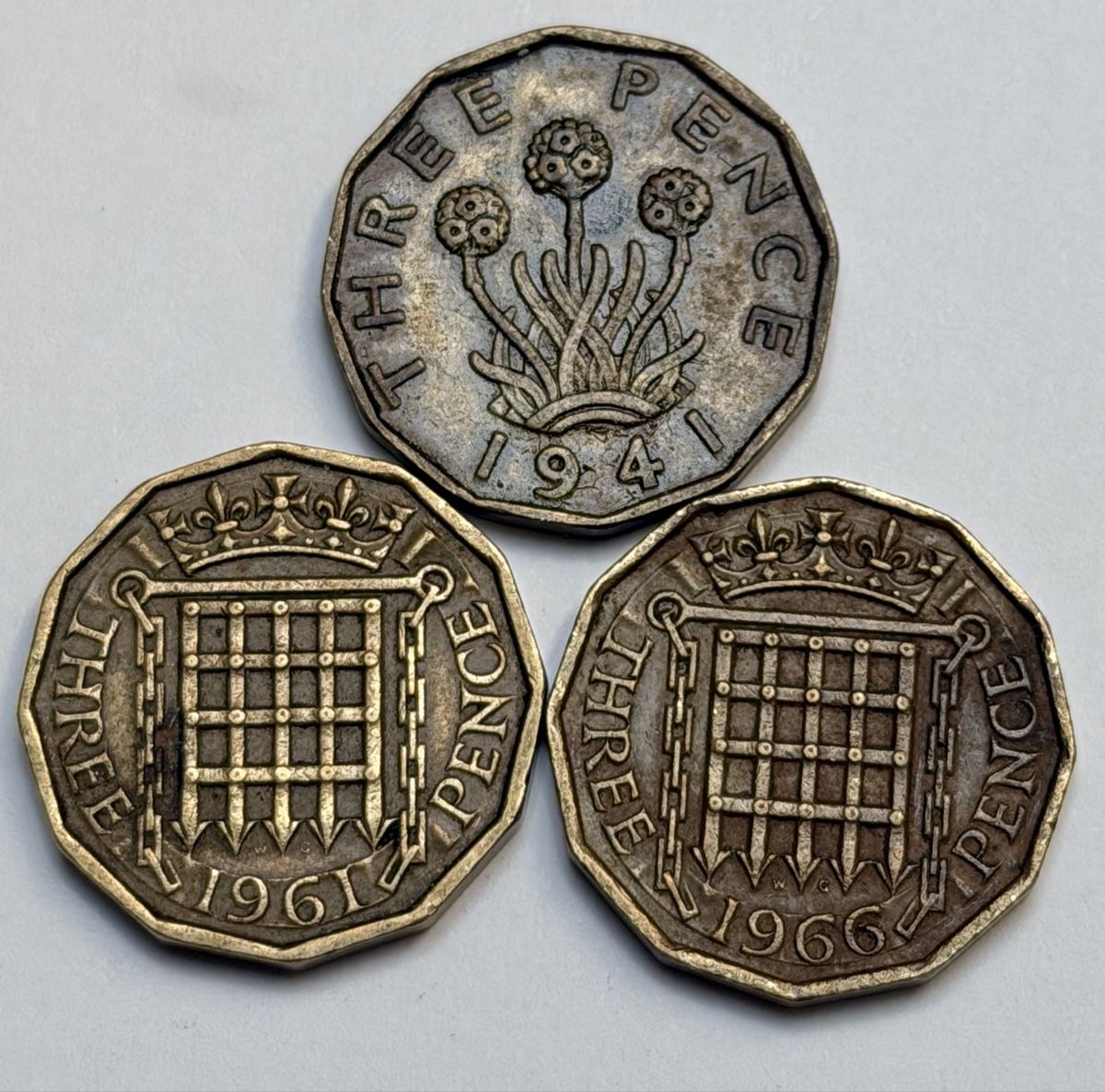 Tutti le monete: Pièces 3 Pence Royaume-Uni 1941 1961 1966 – Usato da La Tour-de-Trème venduto da Ahamaya
