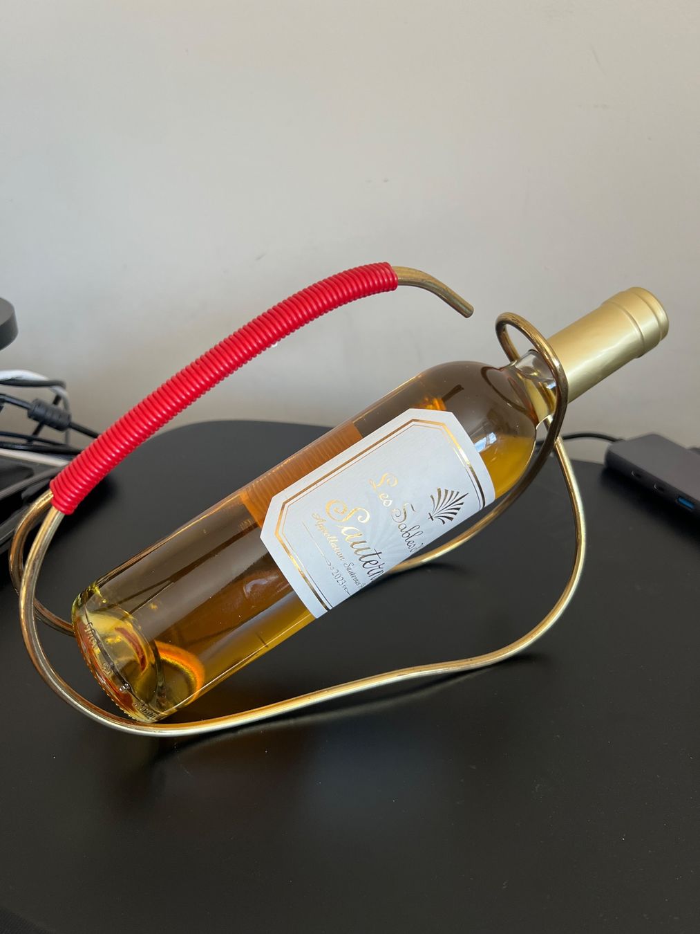 Portabottiglie: Flaschenständer mit rotem Griff Retro Vintage – Usato da Jona venduto da Sariksa 1