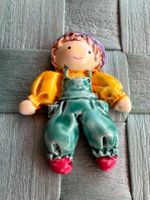 Handbemalte Figur, Knabe in Latzhose, Anstecker/Pin/Magnet