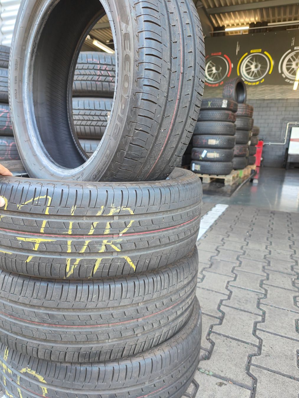 Bridgestone Pneumatici & Ruote complete: Sommerreifen 195/55 R16 – Usato da Oberengstringen venduto da Reifen-Lagerverkauf 4