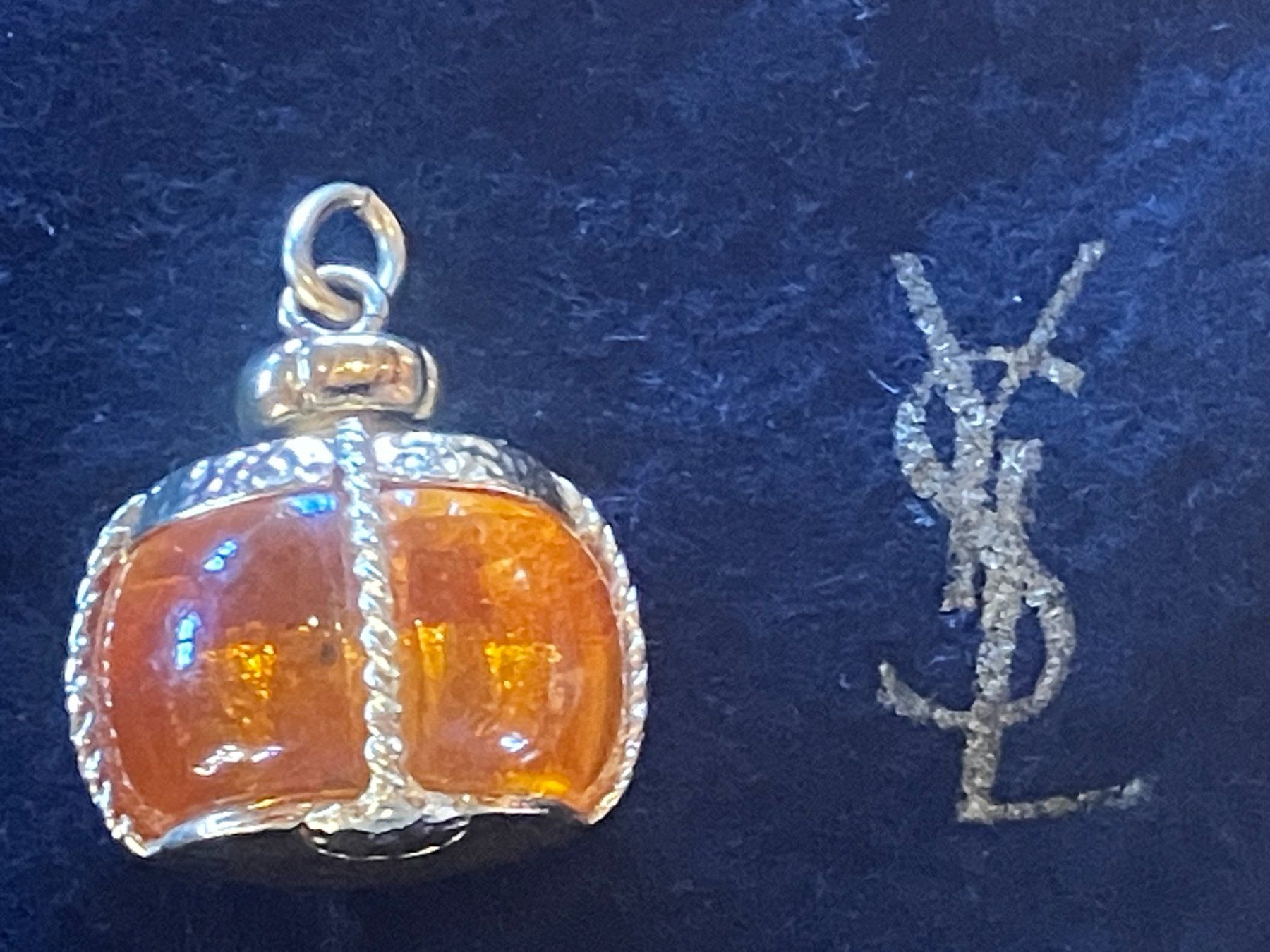 Saint Laurent Ciondoli: Pendentif Yves Saint Laurent Parfums - 90's – Usato da Saclentse venduto da 4rnsn7 4