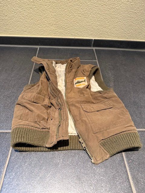 Altro abbigliamento per bambino: Jungen Gilet Grösse 104 – Usato da Hägendorf venduto da oezi74