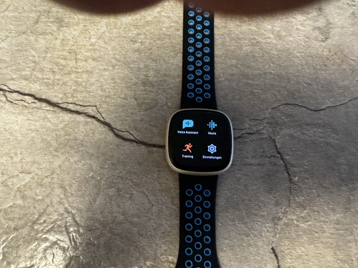 Fitbit Smartwatch: Fitbit Versa 3 gebraucht mit Ladekabel – Gebraucht aus Arisdorf von comestibles 2