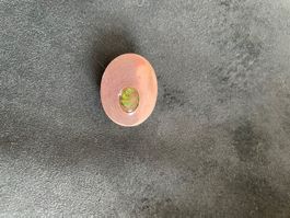 Silberne Pillendose mit grünem Stein