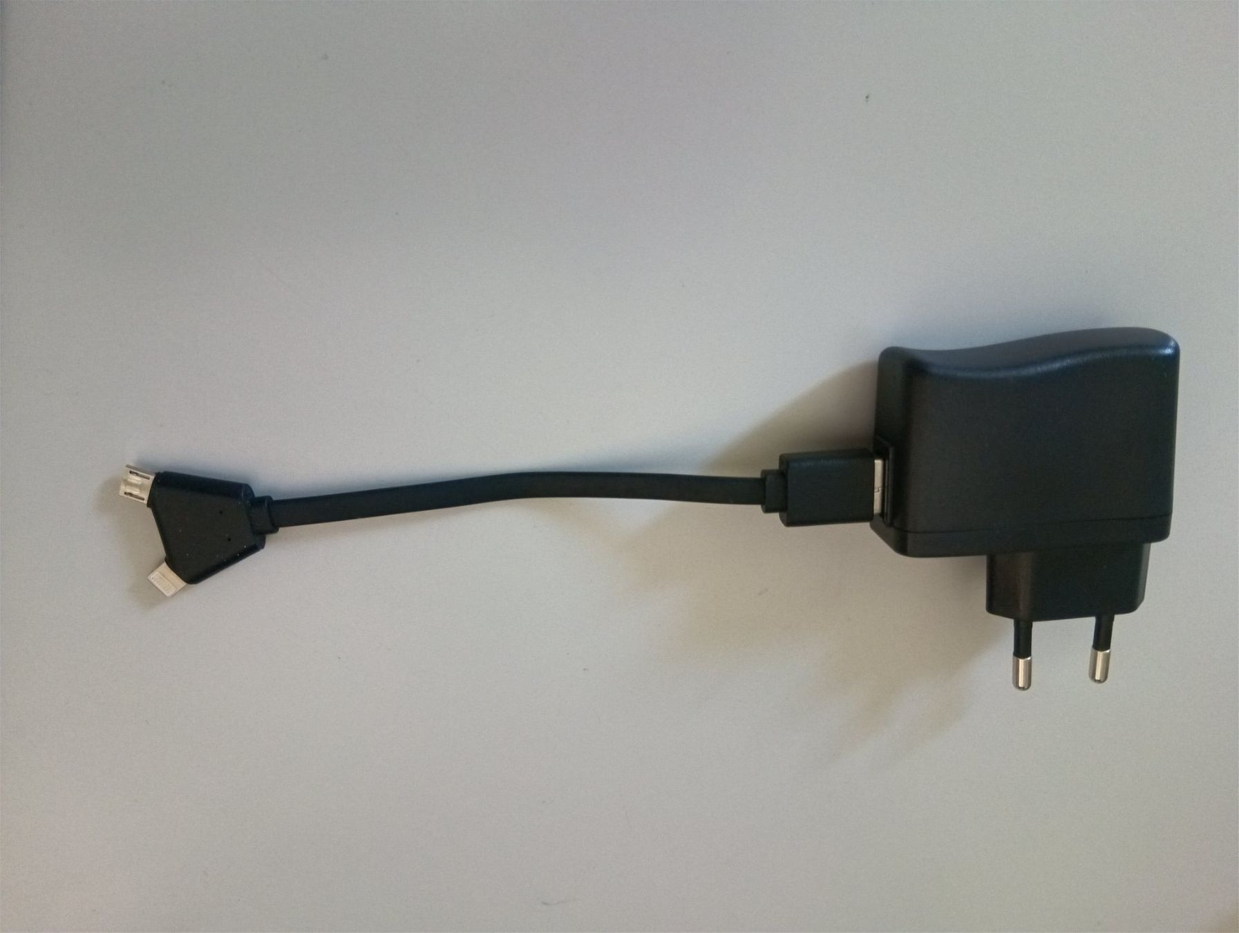 Chargements: Ladegerät mit Y-Kabel Lightning, Micro-USB+Iphone neuwertig – D'occasion à St. Gallen par Hinterberg