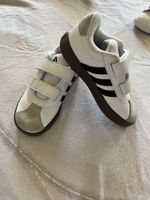 Scarpe bimbo Adidas bianco nero con strappo usato