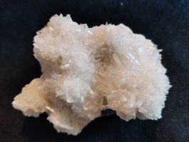 Kristall: Coelestin (Sizilien)/ auf Sockel/Nadelquartze