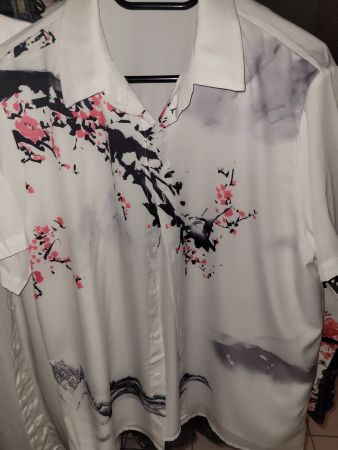 Frühlingsbluse mit speziellem Aufdruck, Grösse M, neu!
