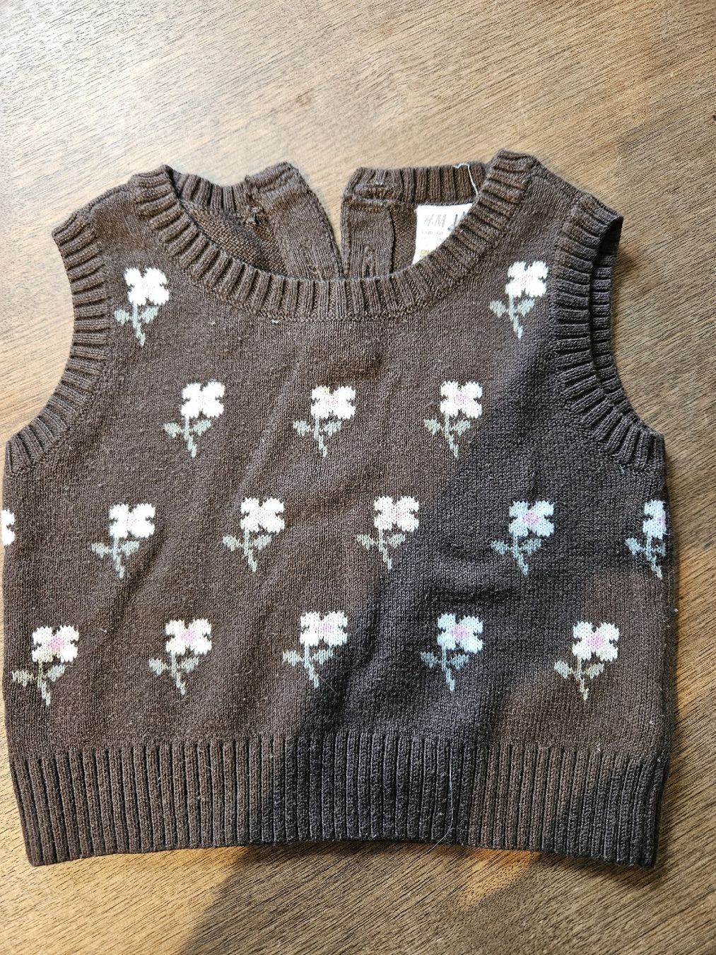 Pulls et sweat-shirts: Strickweste mit Blumenmuster dunkelbraun Grösse 68 – D'occasion à Bibern SO par speikyta23
