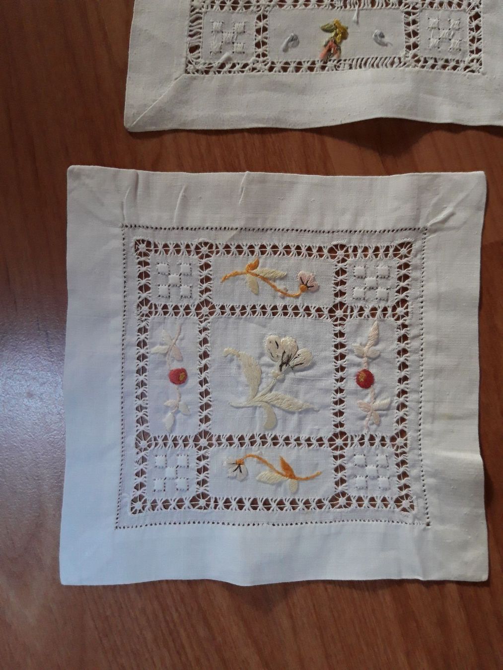 Set di tavolo e panche: 10 Glaseruntersatz, gestickte Handarbeit, antik – Usato da Näfels venduto da gil_sindamel 3