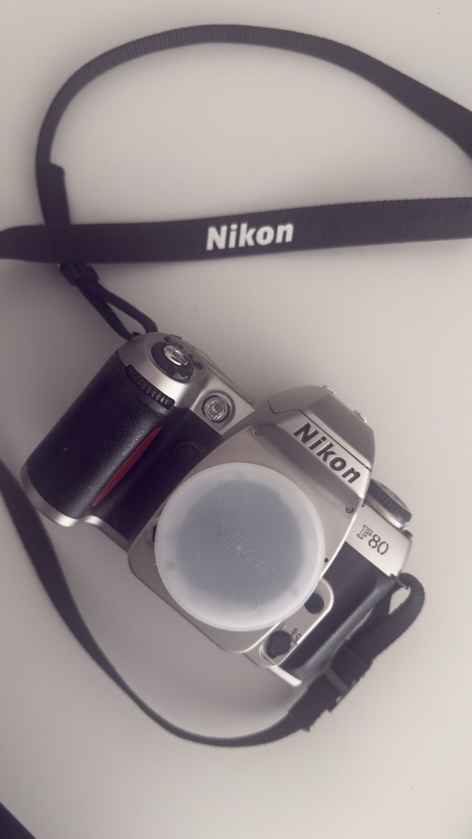 Nikon Fotocamera: Nikon F80 Spiegelreflexkamera mit Tragegurt – Usato da Thun venduto da NaimeG