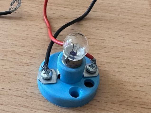 Lampade: Mini-Glühlampe mit Fassung – Usato da Chur venduto da coskun