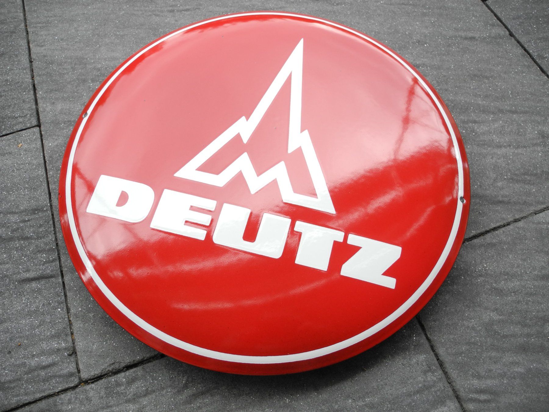 Schilder: DEUTZ LOGO EMAILSCHILD – Neu (gemäss Beschreibung) aus Reinach AG von Huckleberrysix