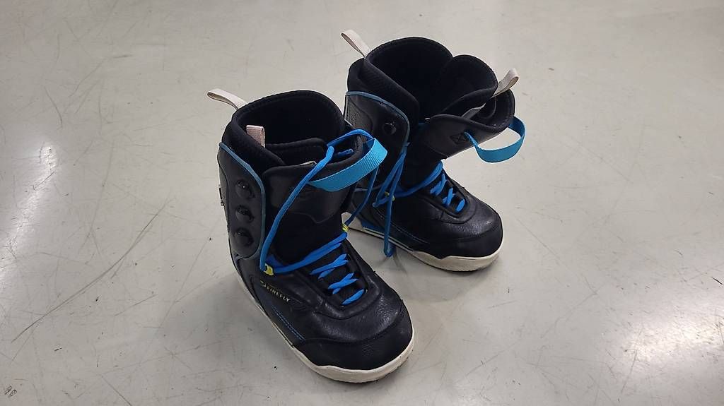 Chaussures garçon: Boots de snowboard pour enfant, taille 34. – D'occasion à Arconciel par Rvk