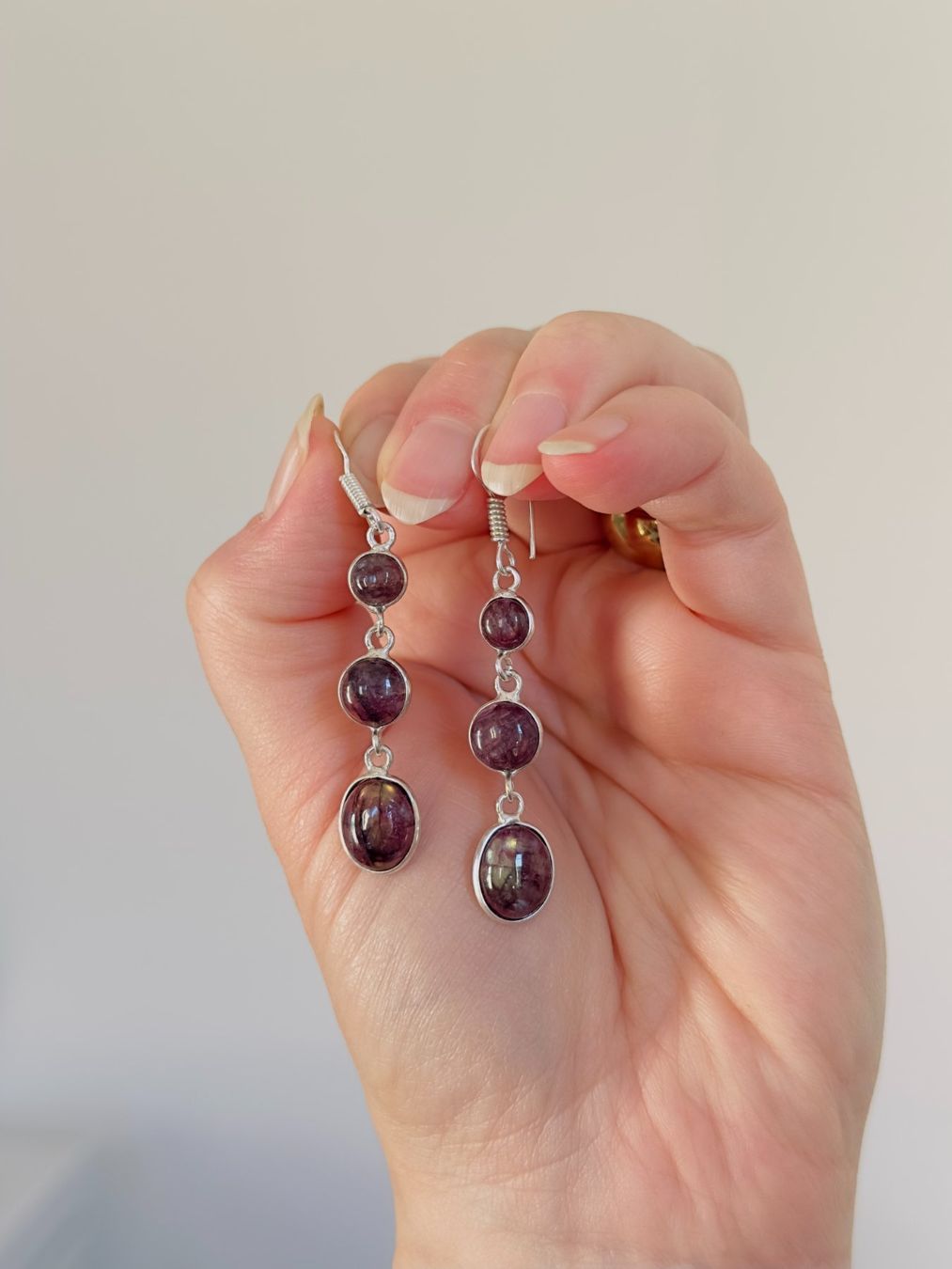 Orecchini pendenti & Orecchini a lobo: Color Enhanced Red Flash Labradorite earrings – Nuovo e nell'imballaggio originale da Genève venduto da AGBERG 3