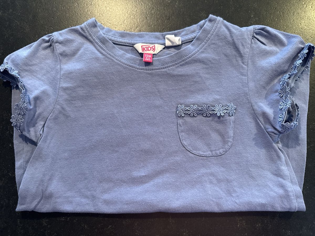 Camicette, T-shirt & Top: Blaues T-Shirt mit Blümchen, Gr. 134 – Usato da Grabs venduto da Shelly_87
