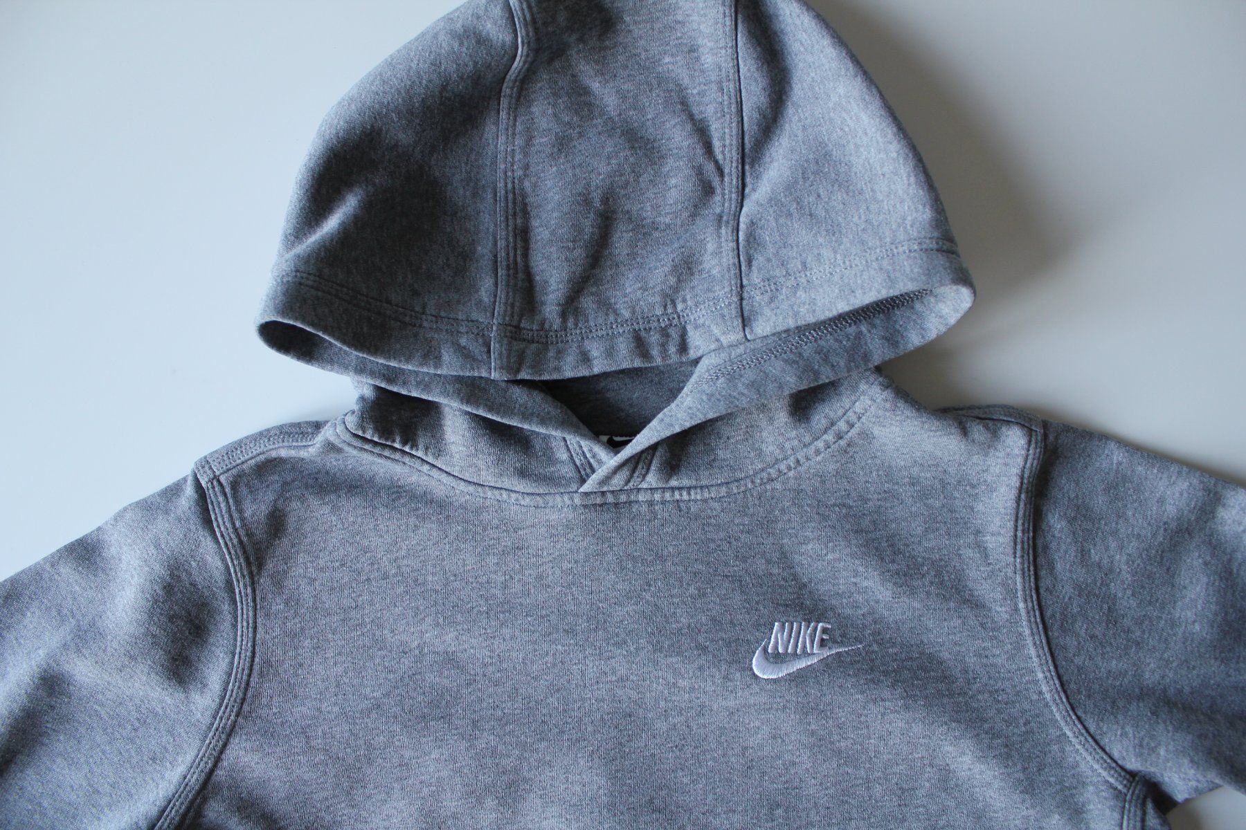 Nike Maglioni & Felpe: Sweat à capuche Nike gris t. 158-170 – Usato da Peseux venduto da Gilloss 1