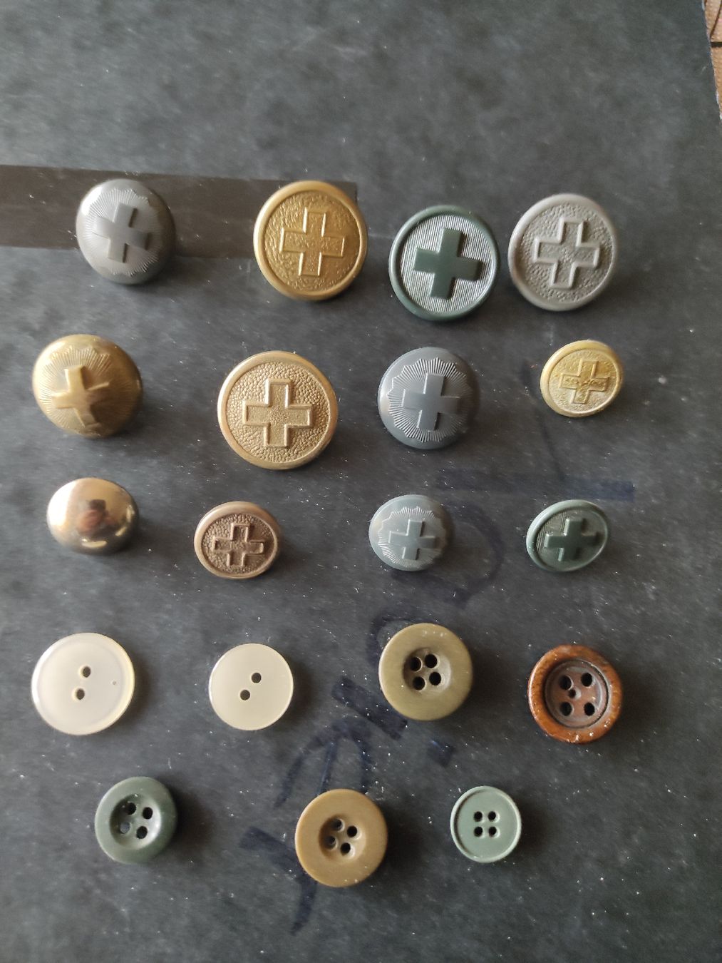 Knöpfe: 19 boutons arme suisse tout différent  – Gebraucht aus Couvet von lulul