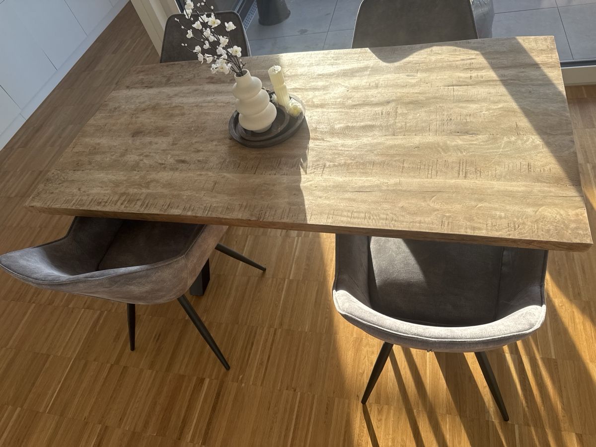 Tische: Holz Tisch mit vier stühlen – Gebraucht aus  von  1