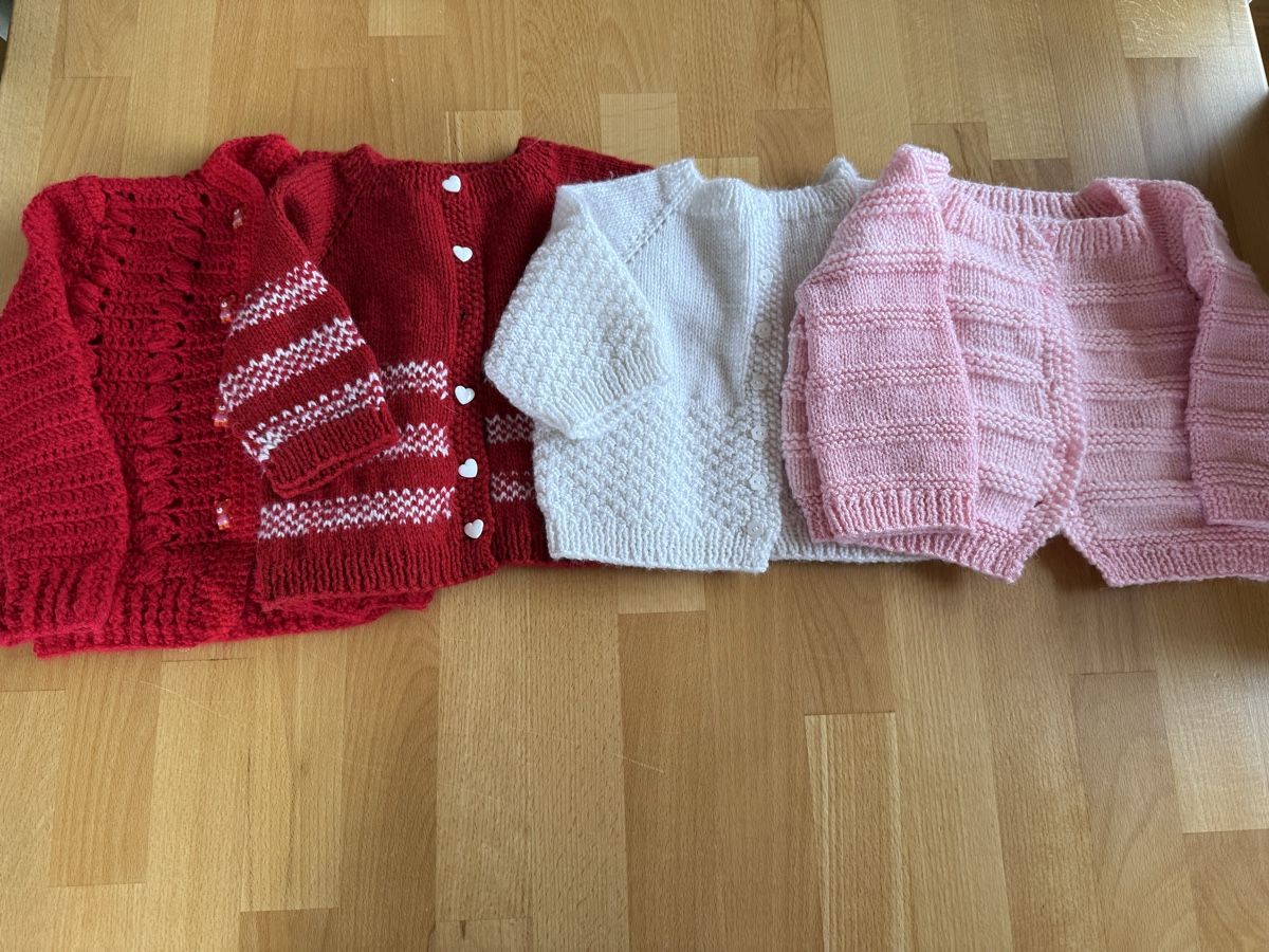 Giacche & Cappotti: 4 handgestrickte Strickjacken ca. ab Grösse 62 – Usato da Pragg-Jenaz venduto da gobrist
