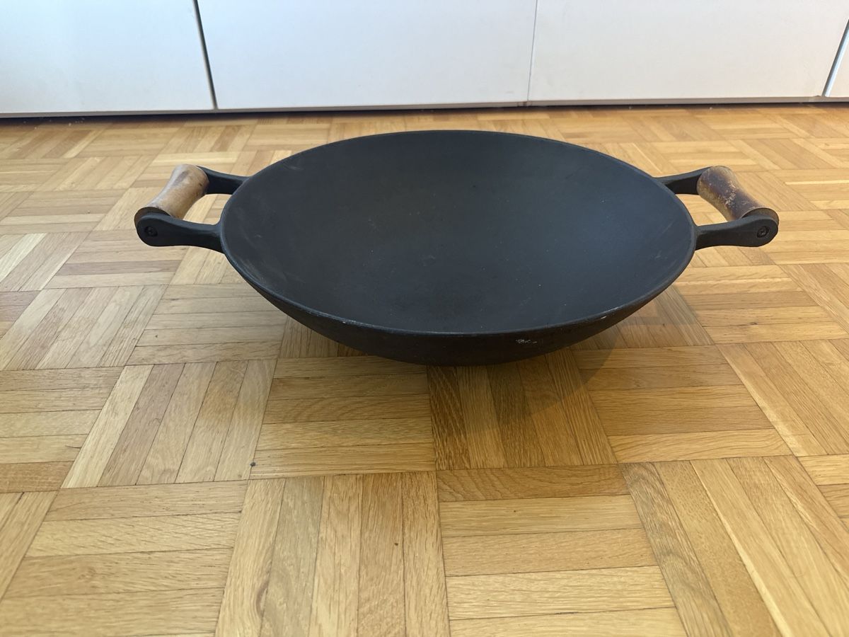 Padelle: Gusseisen Wok mit Holzgriffen – Usato da Basel venduto da Der_Bieter 1
