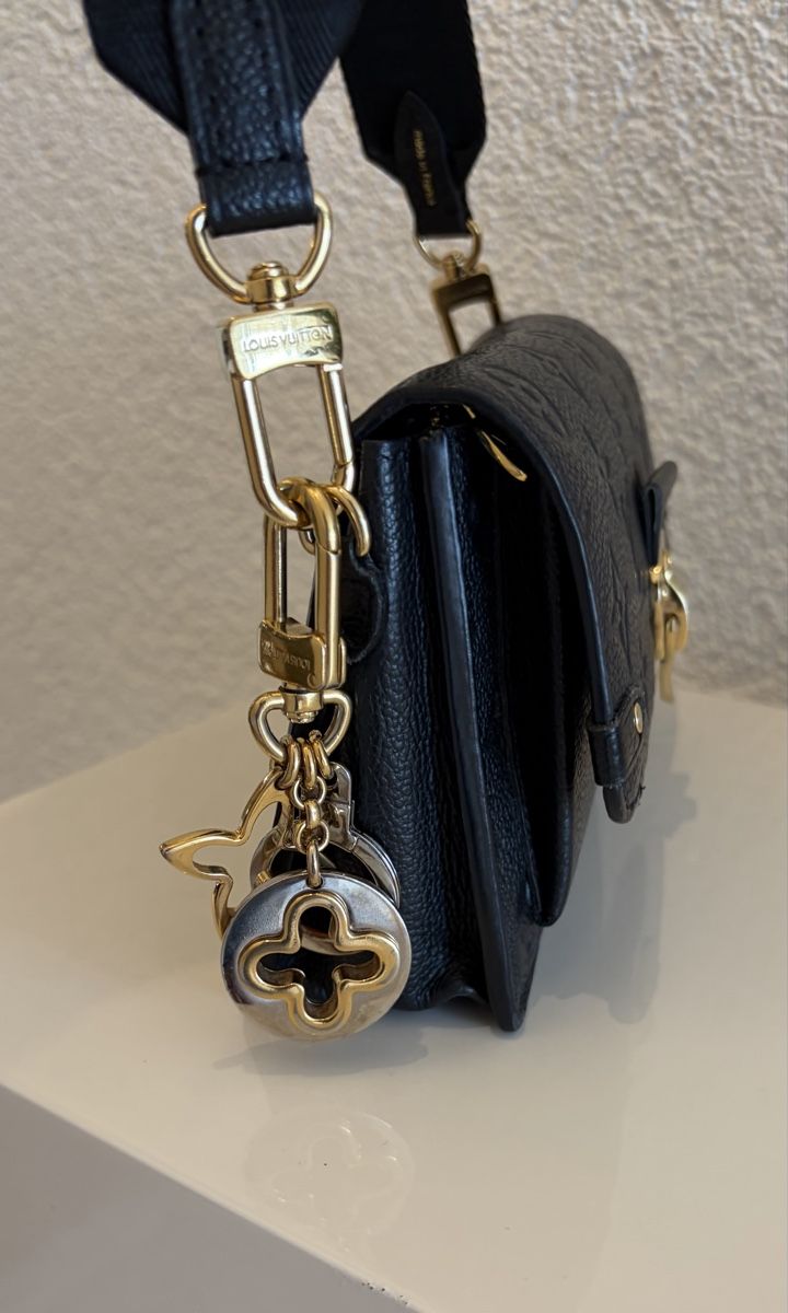 Louis Vuitton Schlüsselanhänger & - bänder: Porte-clés Louis Vuitton Monogram Fleurs – Gebraucht aus Bussigny von ccch 2