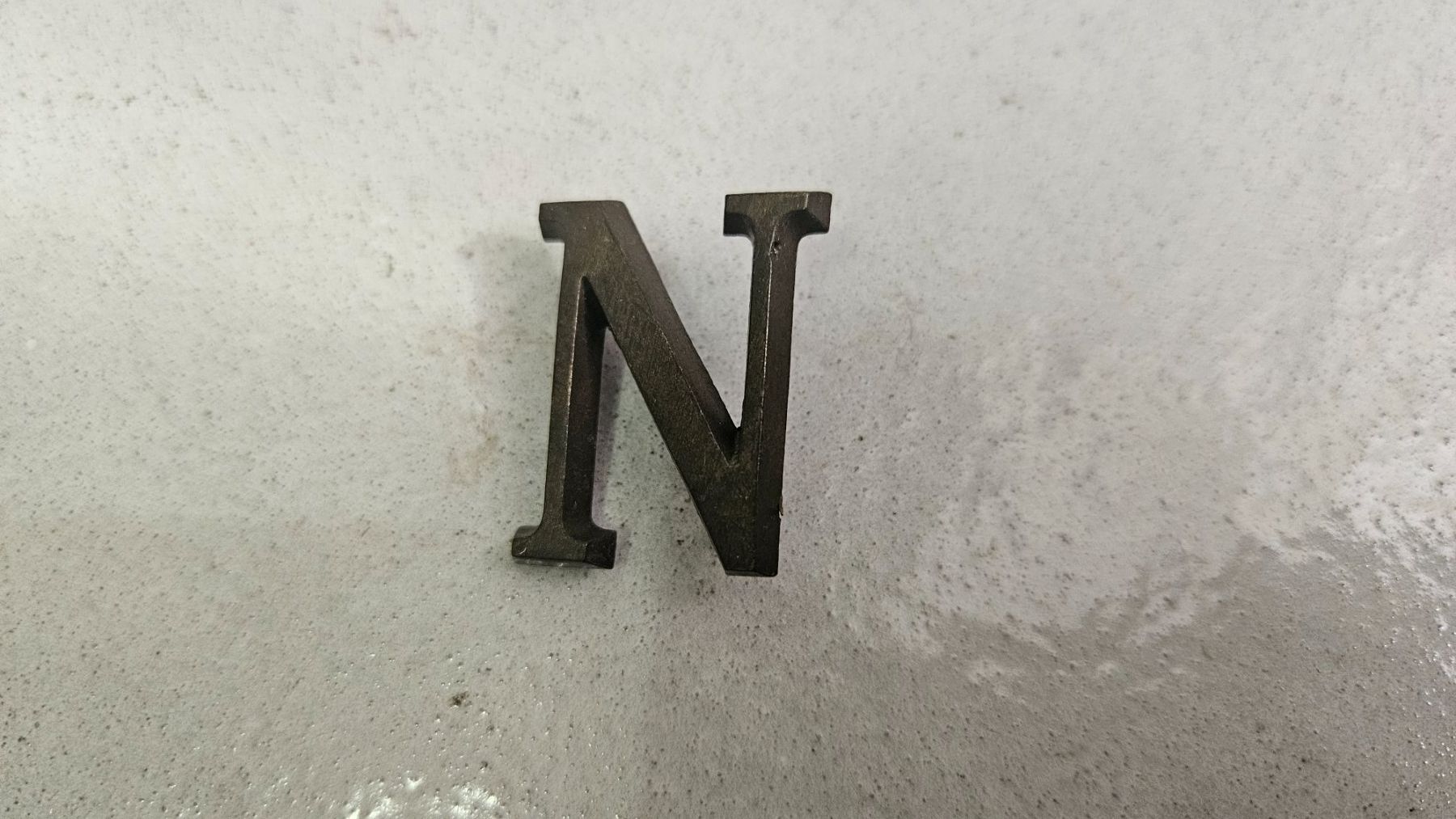 Tutte le decorazioni: 2 piccole lettere di metallo "N" – Usato da Melano venduto da H-Sara 1