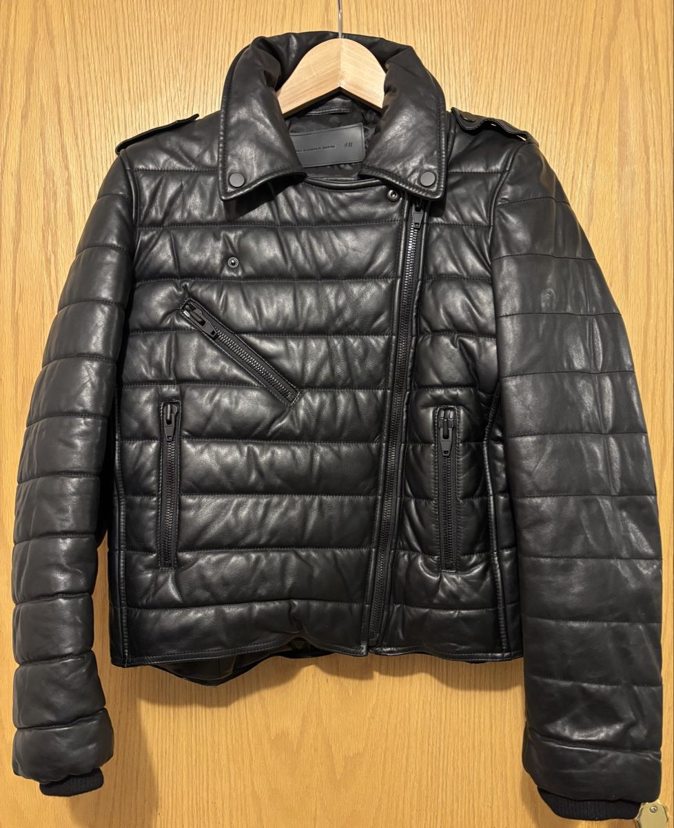 Alexander Wang Giacche: Alexander Wang x H&M Black Leather Jacket, Size 38 – Nuovo e nell'imballaggio originale da Stallikon venduto da BurgerDog 1