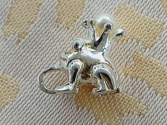 Ciondoli: Schmuck Anhänger Frosch mit Perle. – Nuovo e nell'imballaggio originale da Winistorf venduto da acreativ4 1
