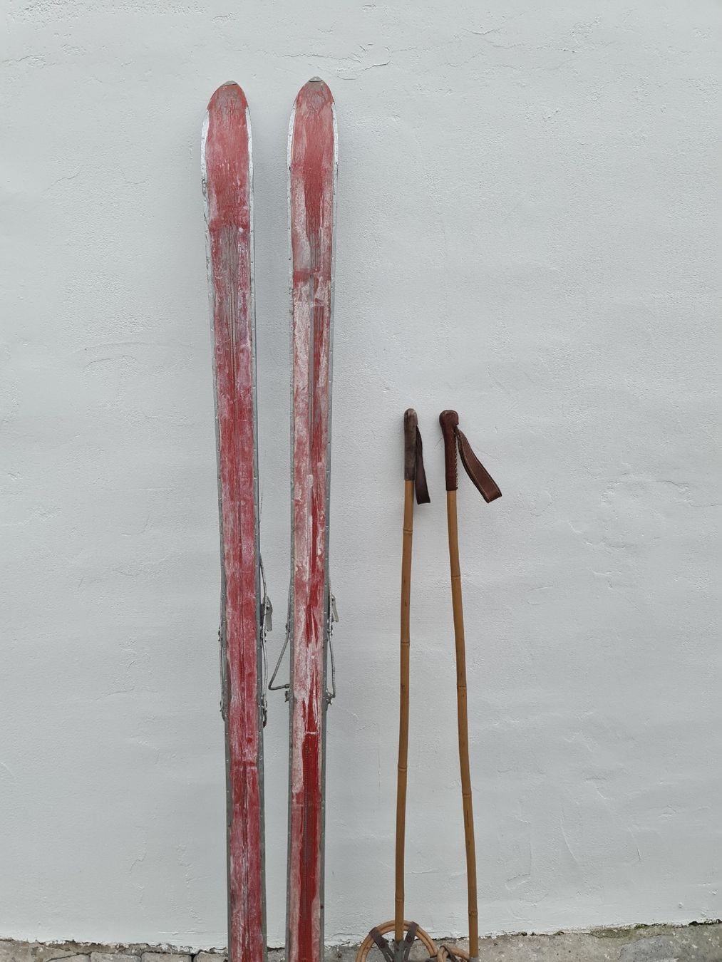 Skis: Antike Ski mit Stöcken – Gebraucht aus Uster von Cruleye 9