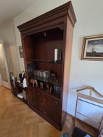 Bibliothèque en bois avec étagères en verre