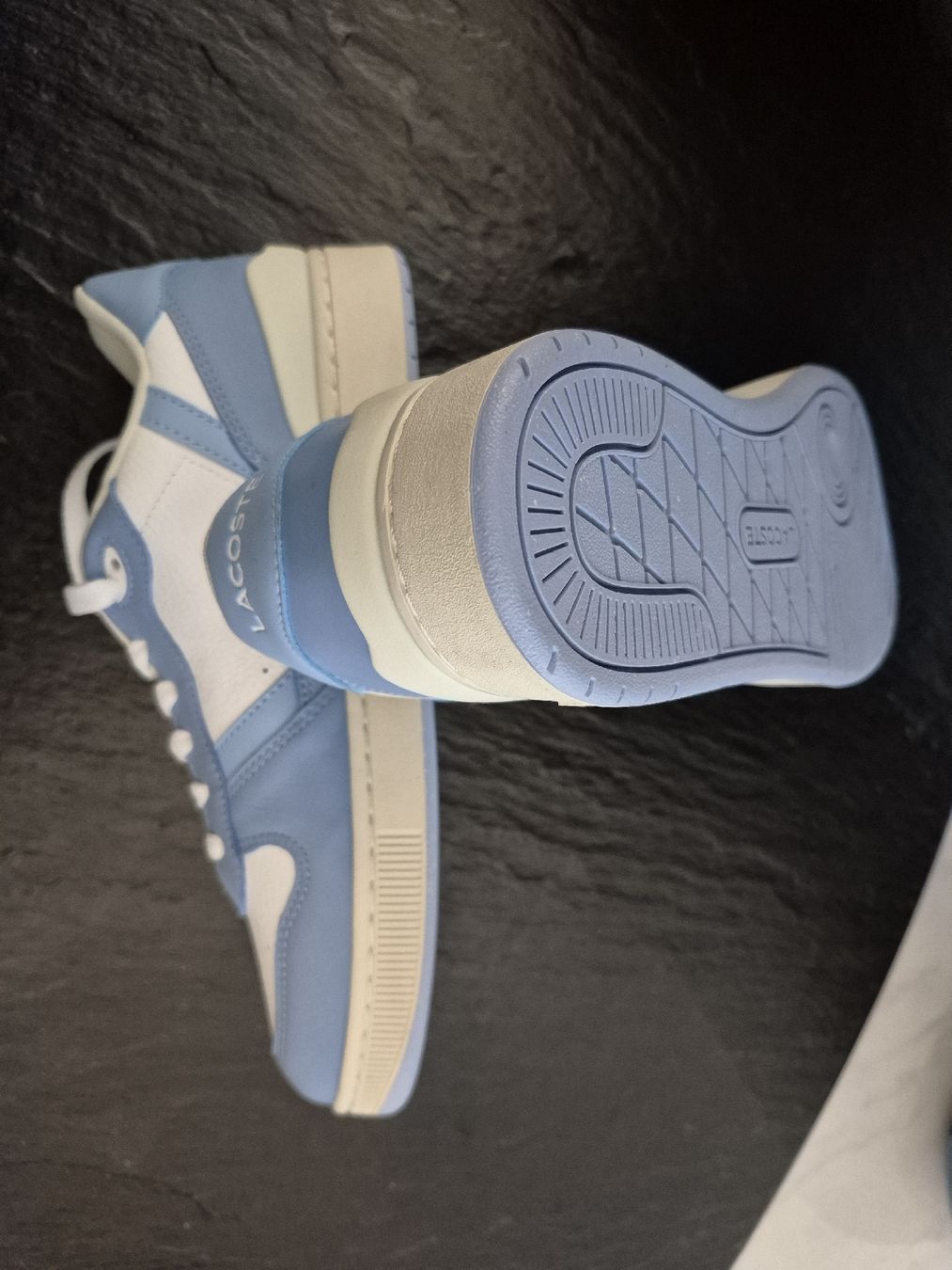 Lacoste Chaussures femmes: lacoste Leder Sneaker hellblau weiss – Neuf (Voir description) à Zizers par cla_hhz8 2