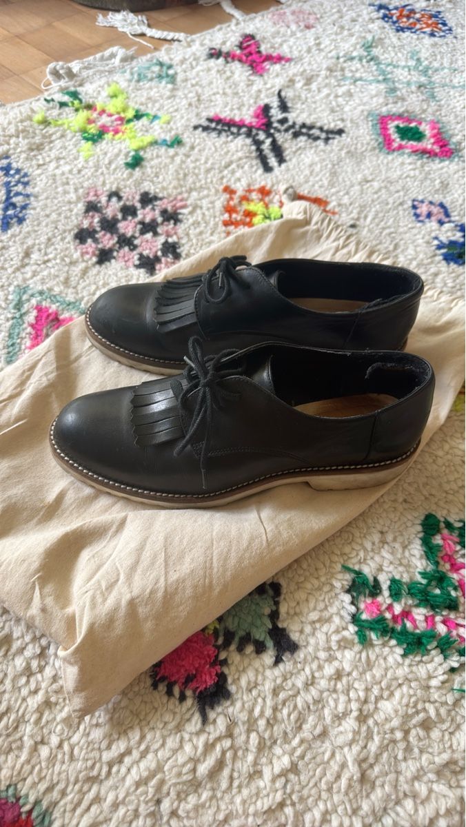 Scarpe da donna: Schwarze Leder Loafer Schuhe mit Fransen, 38 – Usato da basel venduto da Bare4054