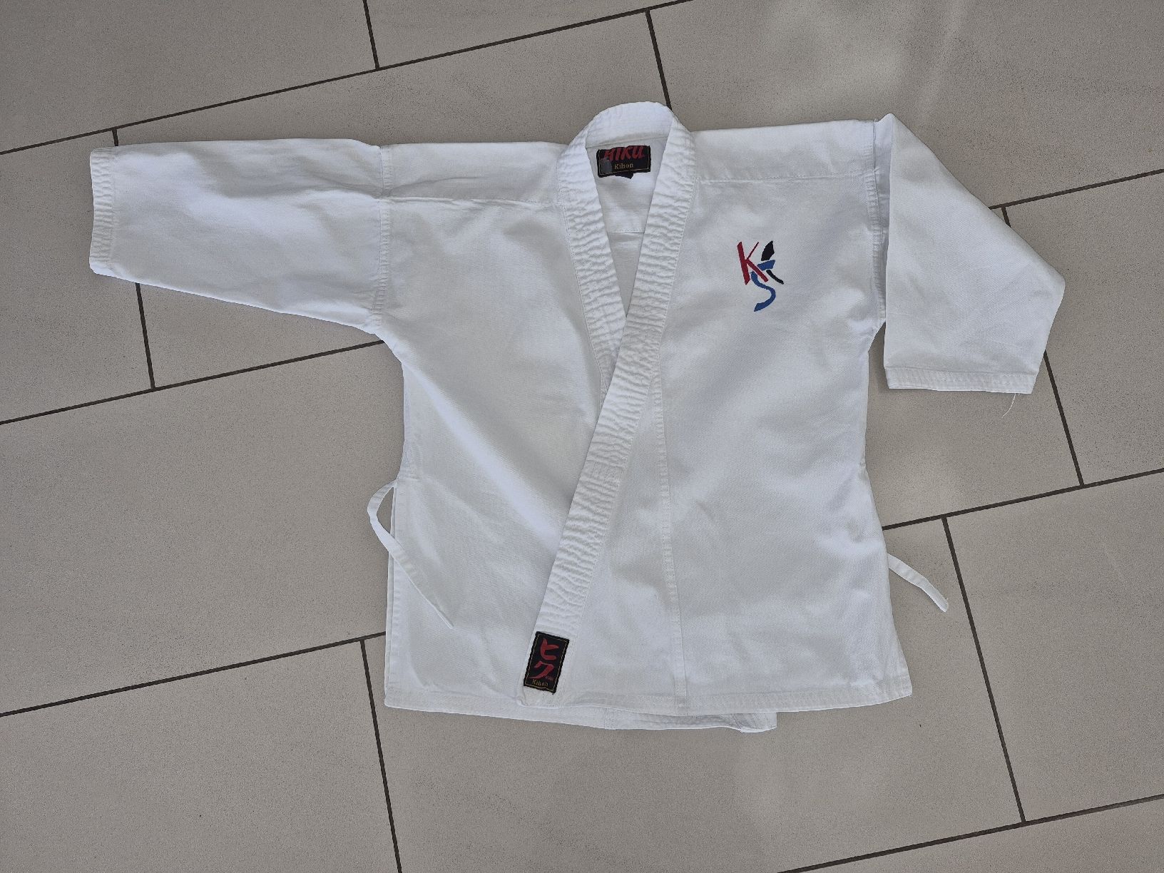 Completi: Karate Anzug, Gi, Grösse 130 – Usato da Birmenstorf AG venduto da Binastina 1