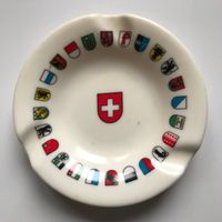 Aschenbecher aus Ornamin mit den Schweizer Kantonswappen