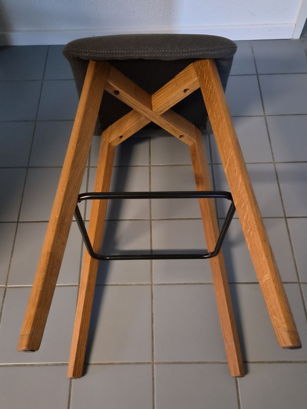 Ladenausstattungen & Messebau: Bartisch mit Barhöcker – Neu (gemäss Beschreibung) aus Hitzkirch von NiZim 3