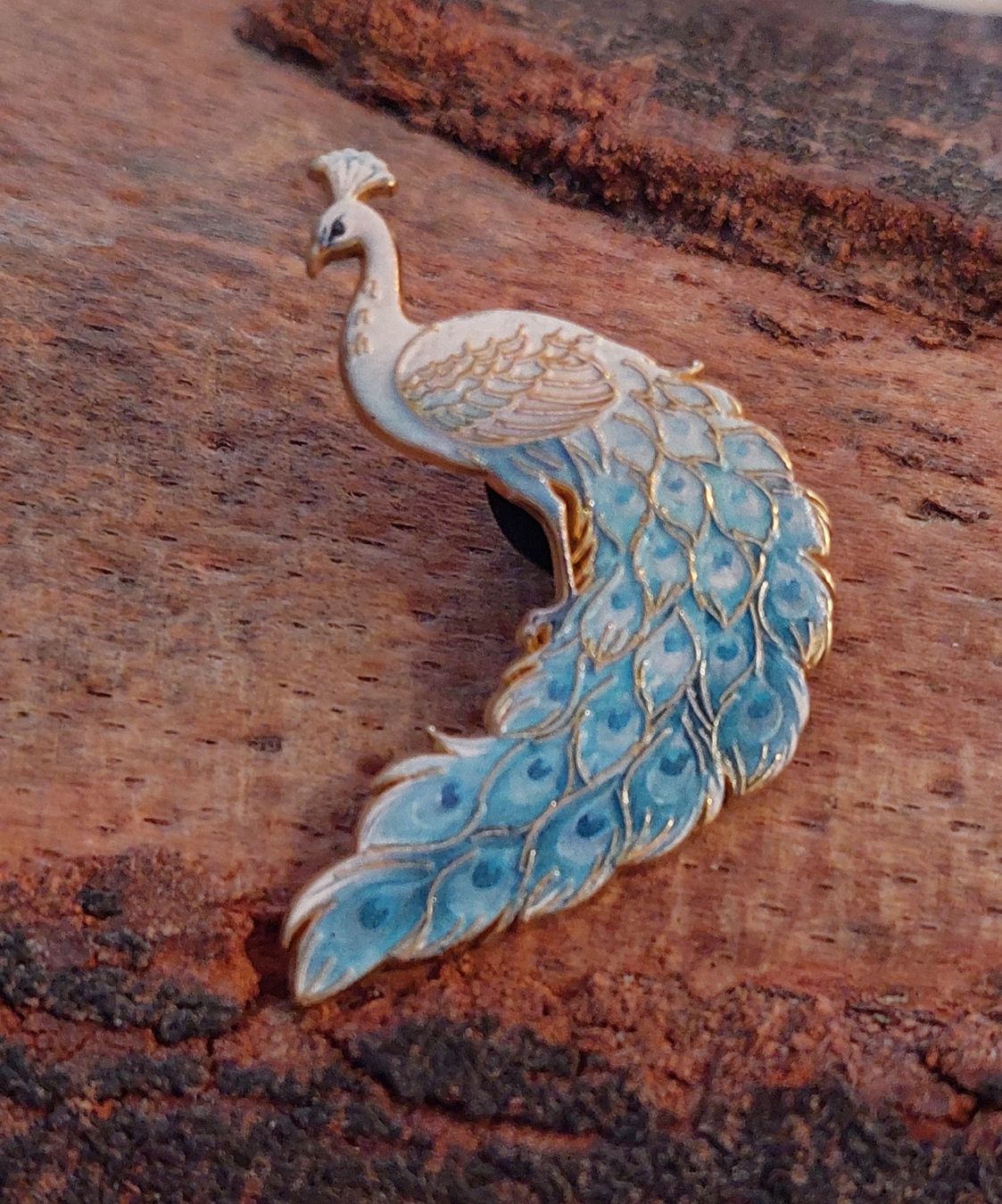 Spille & Fermagli: Pin Schnee Pfau hellblau weiss – Nuovo (secondo la descrizione) da Oberwil BL venduto da Hunajakakku 1