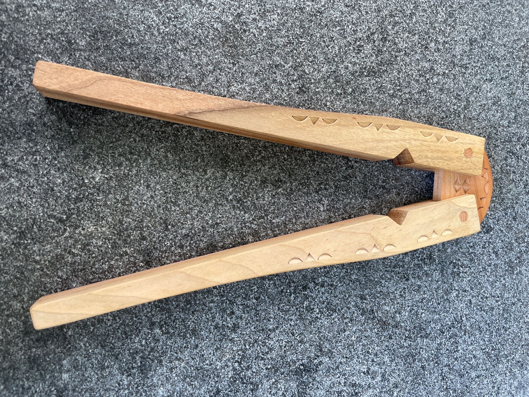 Elettrodomestici da cucina: Klapp-Nussknacker aus Holz mit Schnitzereien – Usato da Winterthur venduto da cheerio97