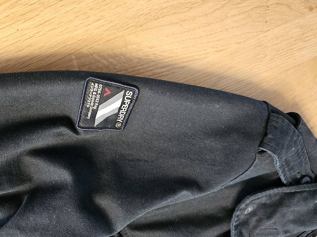 Cappotti: Superdry Parka Stoff XL shwarz – Usato da Frauenfeld venduto da EiLo 1