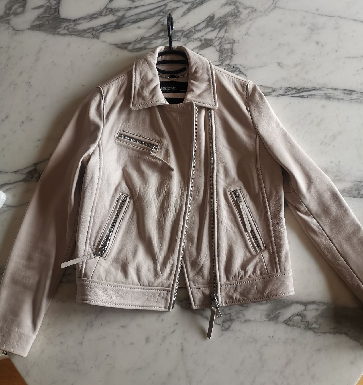Marc Cain Giacche: Marc Cain Lederjacke, neu – Nuovo (secondo la descrizione) da Uerikon venduto da pink_flamingo 7