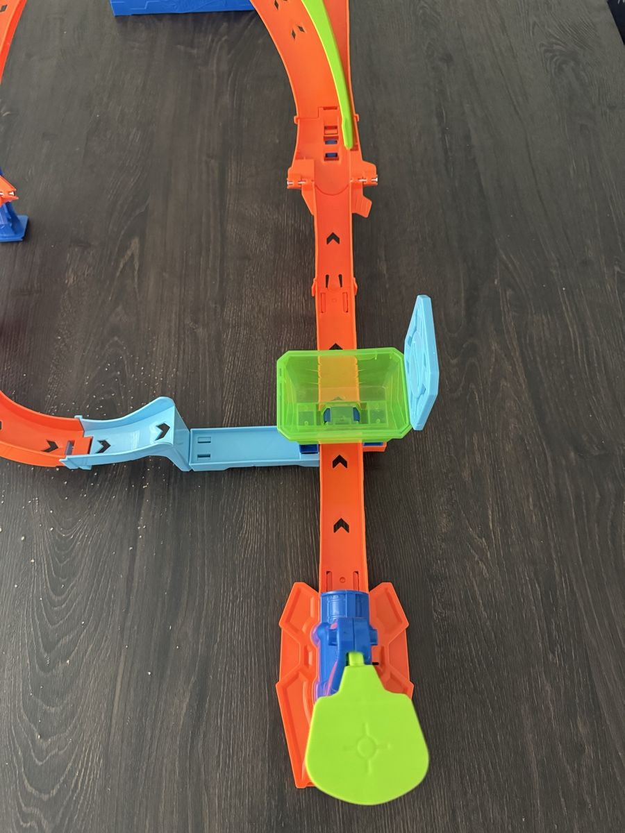 Hot Wheels Giocattoli: Hot Wheels Autorennbahn Loop Erweiterung Top Zustand – Usato da Lachen SZ venduto da AdhurimB 1