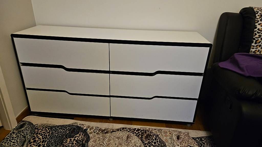 Conforama Cassettiere: Grande commode moderne blanc/noir  155 cm CHF 60,- – Usato da Geneve venduto da Point-Boutique