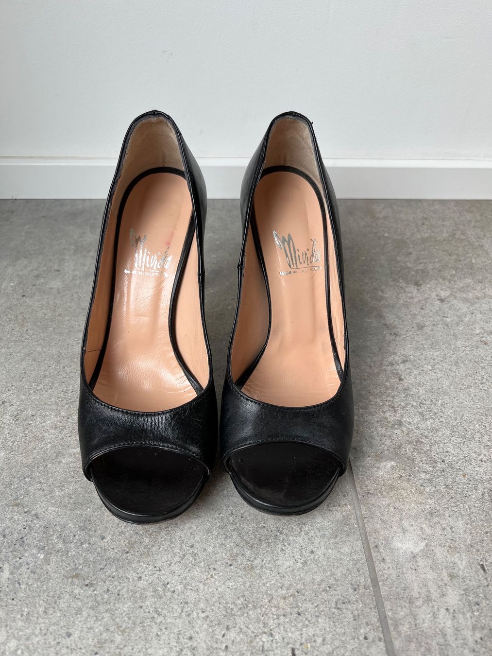 Scarpe da donna: Offene Leder Pumps Gr. 37 schwarz – Usato da Ebmatingen venduto da Londoner18 1