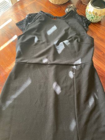 Elegantes, schwarzes Abendkleid mit Spitzen Grösse M